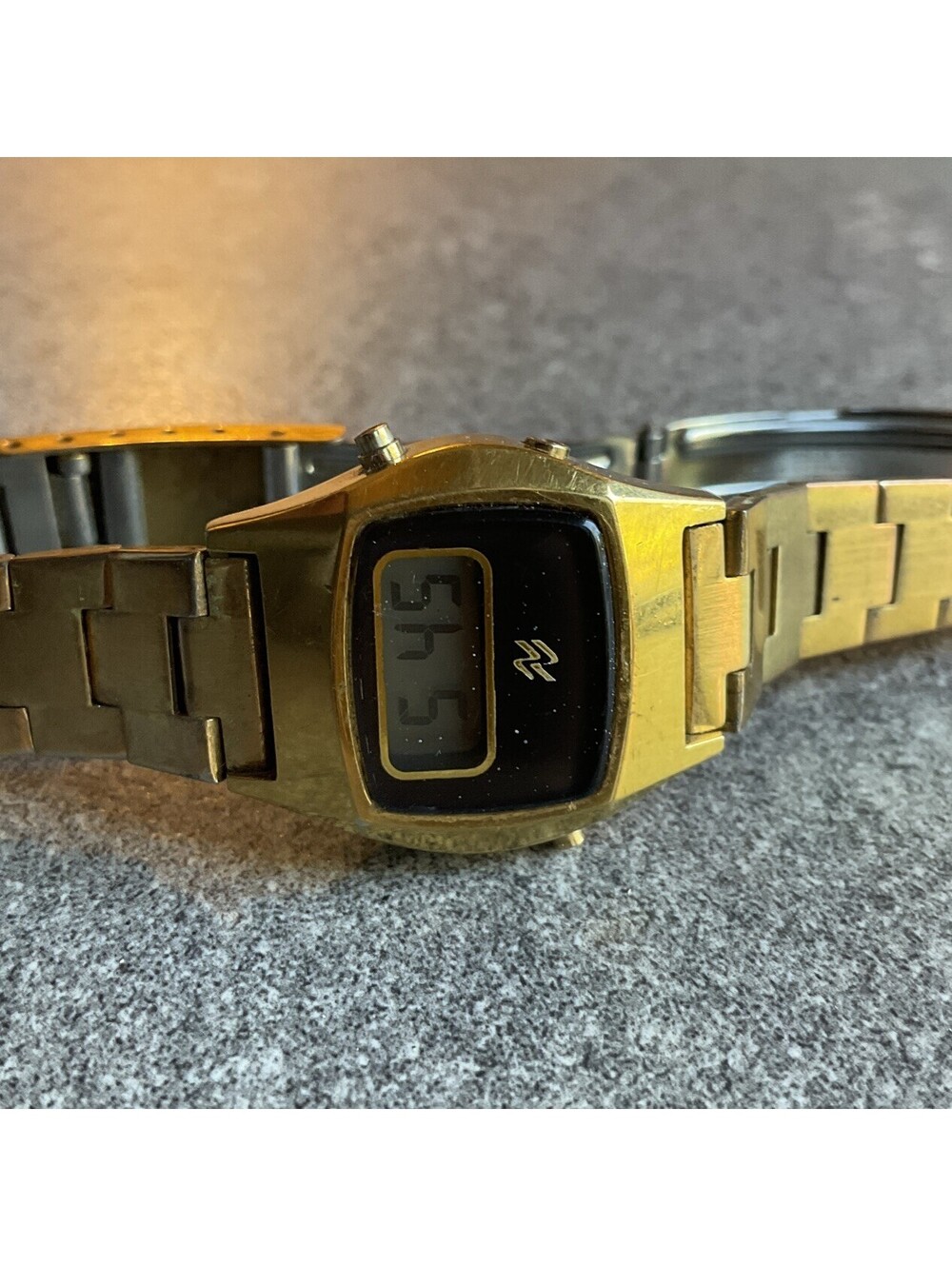 Vintage National Semiconductor Womens LCD Watch 24mm Gold Tone Case And Band A18